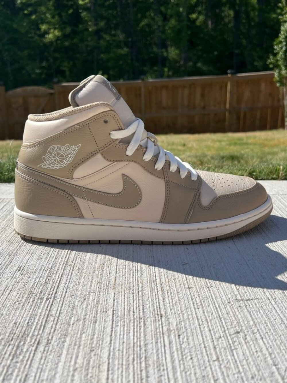 Jordan 1 mid Legend light brown %100 authentic - Picture 4 of 16